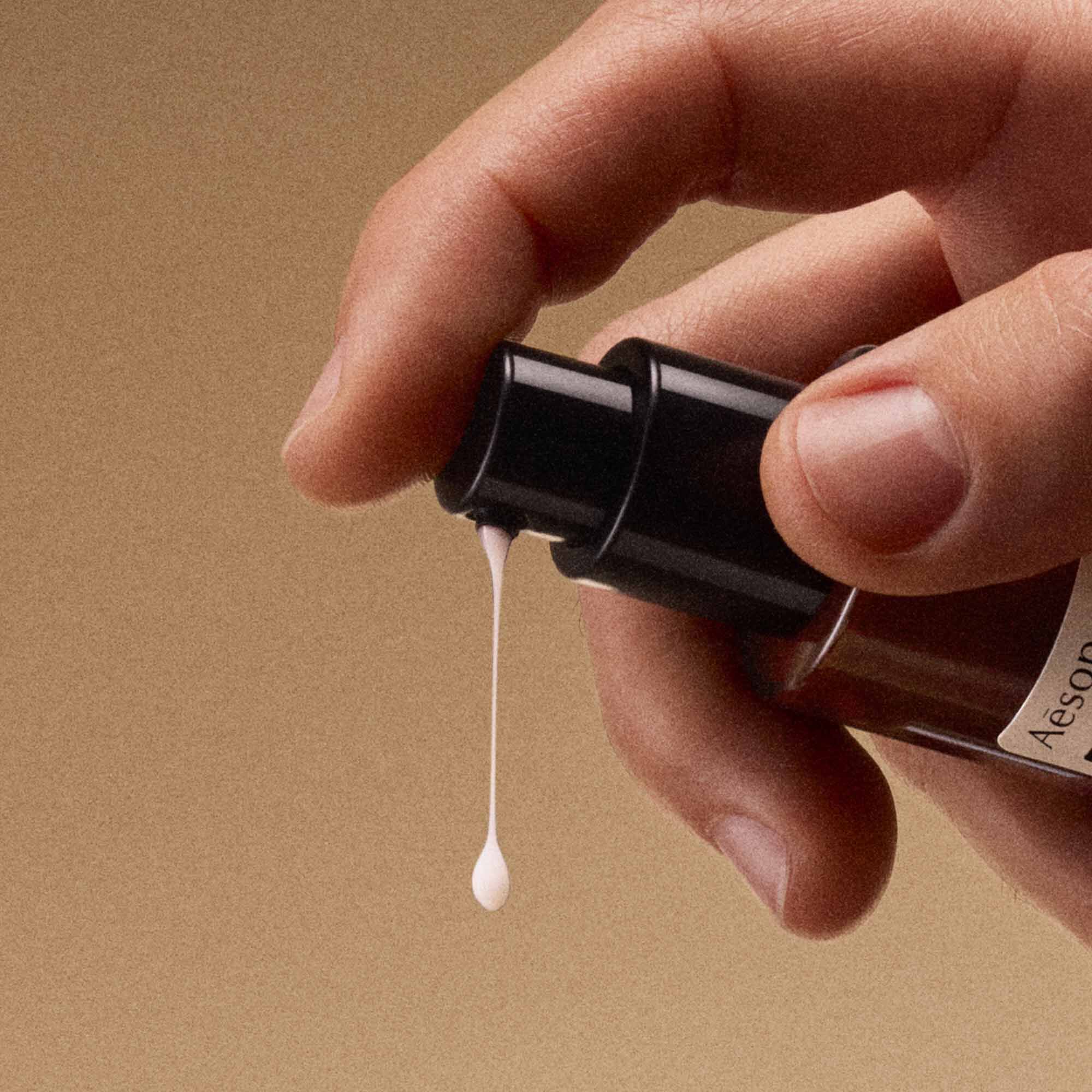Solais Replenishing Hand Serum in un flacone di vetro.